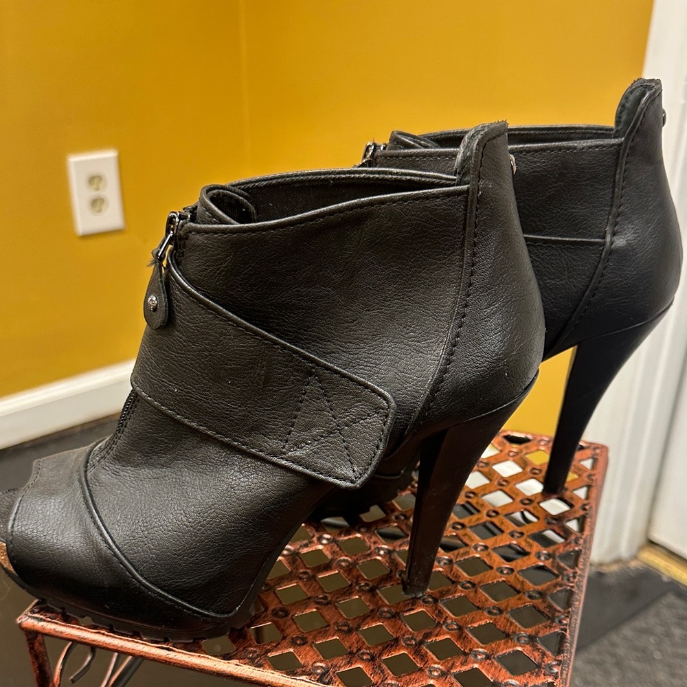 🖤 Vera Wang Black Heeled Boot! 🖤 Size 9.5! Best Offer Accepted! - Picture 4 of 5